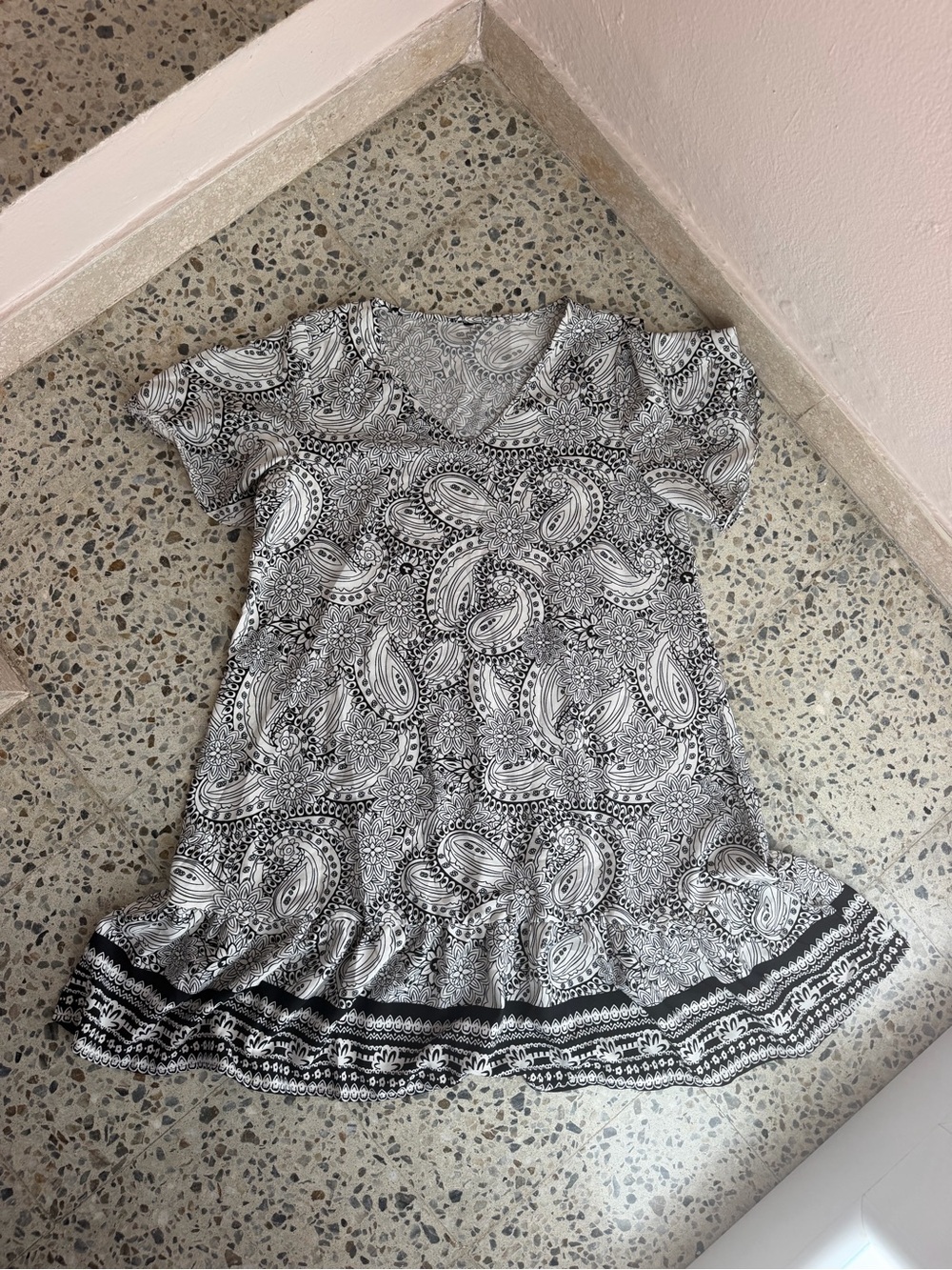 Source Unknown Black & White Paisley V-Neck Mini Dress